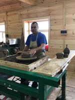 Auf dem Weg in den Ural: Zu Besuch bei einem Töpfer in Tavalgi &ndash; &copy; Magda-Viola Hanke (Eberhardt TRAVEL)