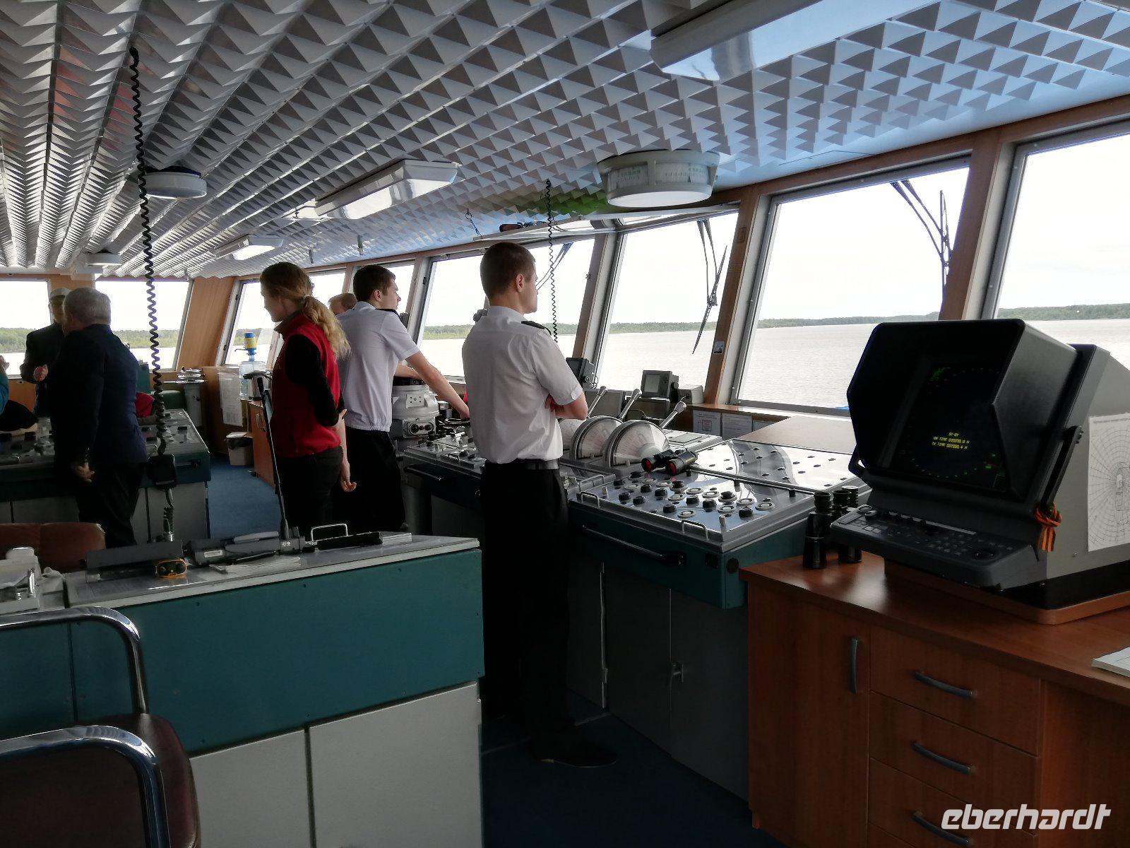 Schiff Nikolaj Tschernyschewskij, Besichtigung der Kapitänsbrücke &ndash; &copy; Gisela Gerlach (Eberhardt TRAVEL)