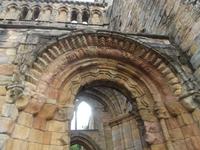 Jedburgh Abbey, romanisches Portal &ndash; &copy; Michael Krause (Eberhardt TRAVEL)