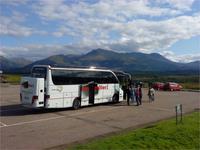 Ben Nevis mit unserem Bus &ndash; &copy; Claudia Bernhardt (Eberhardt TRAVEL)