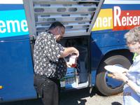 Reiseleiter schenkt aus! &ndash; &copy; Michael Krause (Eberhardt TRAVEL)