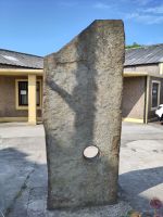 Kopie des Odin Stone - das Original stand bei den Standing Stones of Stenness, wurde aber vom Bauern zerstört, da die Handreichung durch den Stein als Ehegelöbnis galt und daher viele Bewohner der Orkneys über die Felder des Bauern liefen.  &ndash; &copy; Andreas Böcker (Eberhardt TRAVEL)