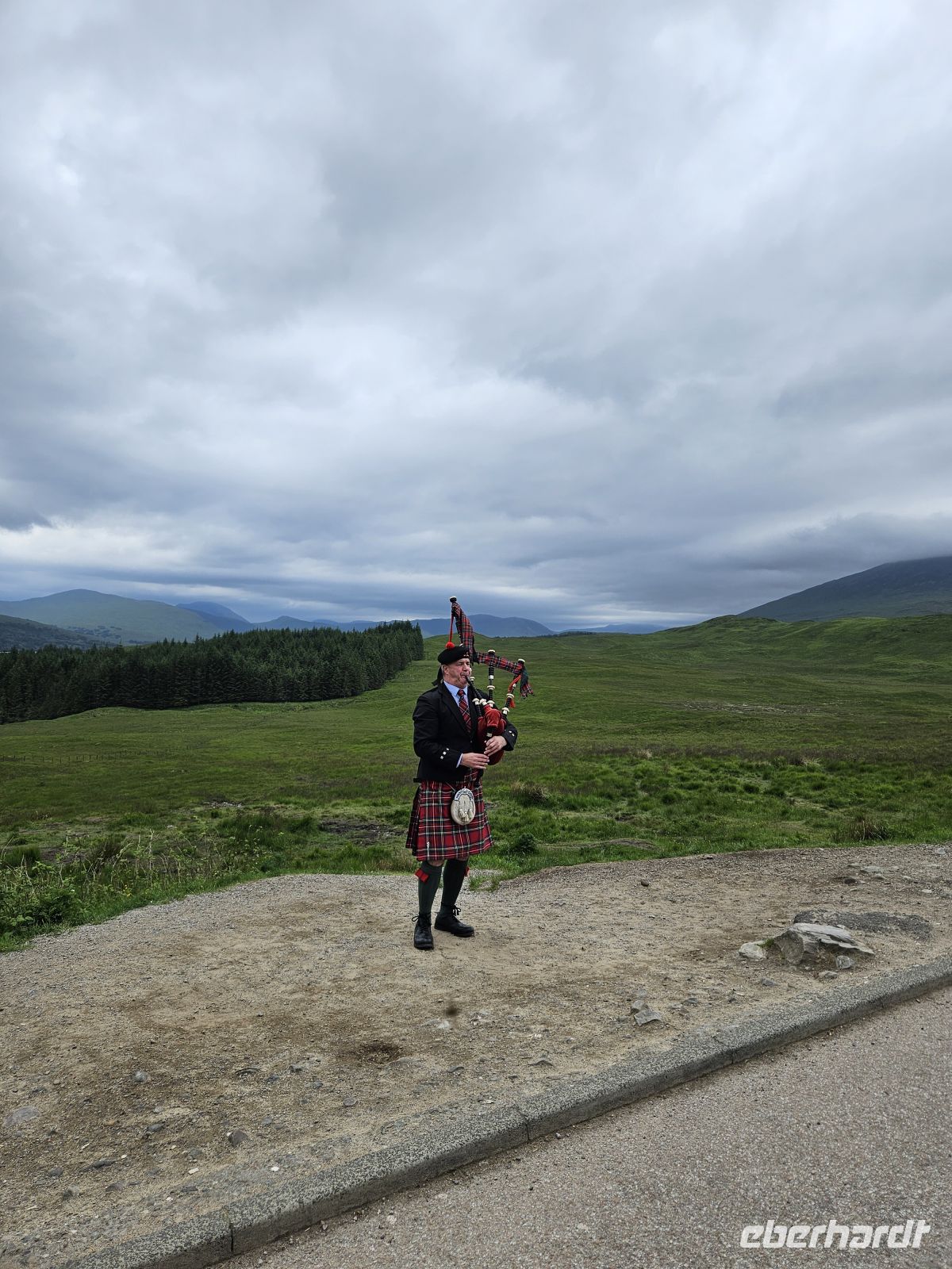 Dudelsack Spieler auf der Fahrt nach Glen Coe &ndash; &copy; Kathrin Becker (Eberhardt TRAVEL)