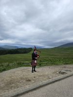 Dudelsack Spieler auf der Fahrt nach Glen Coe &ndash; &copy; Kathrin Becker (Eberhardt TRAVEL)