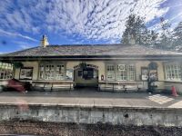 4. Tag: Rundfahrt durch die westlichen Highlands – Fahrt mit dem Jacobite Steam Train – Bahnhof von Glenfinnan &ndash; &copy; Andreas Wolfsteller (Eberhardt TRAVEL)
