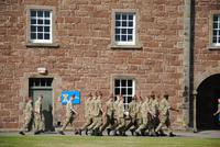 Soldaten auf dem noch heute aktiven Kasernengelände Fort George &ndash; &copy; Philipp Schmitz (Eberhardt TRAVEL)