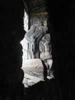 Fenster-Kruzifix, Roghadal-Kirche, Harris &ndash; &copy; Michael Krause (Eberhardt TRAVEL)