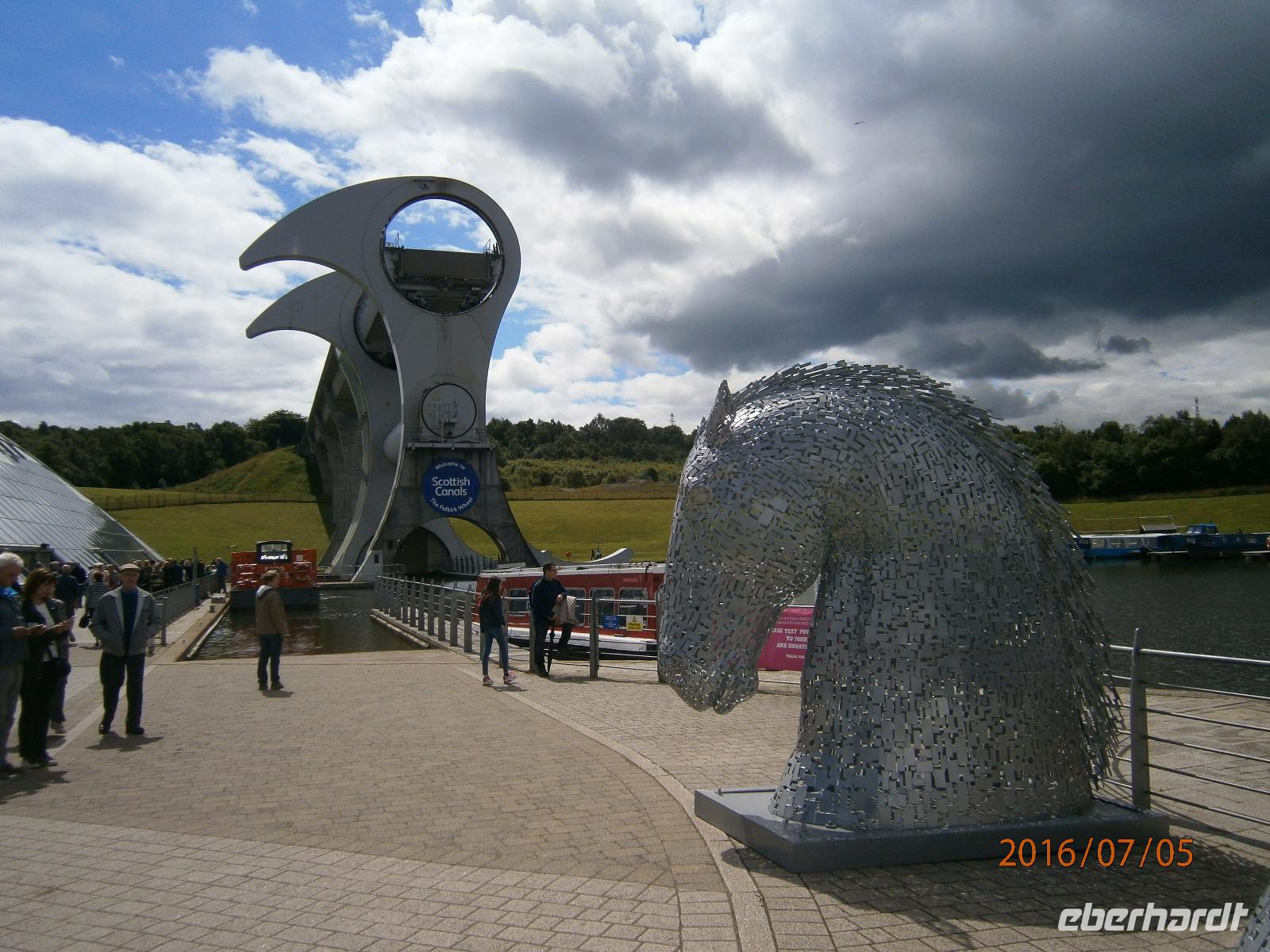 Falkirk Wheel mit Kelpie Nachbildung &ndash; &copy; Claudia Bernhardt (Eberhardt TRAVEL)