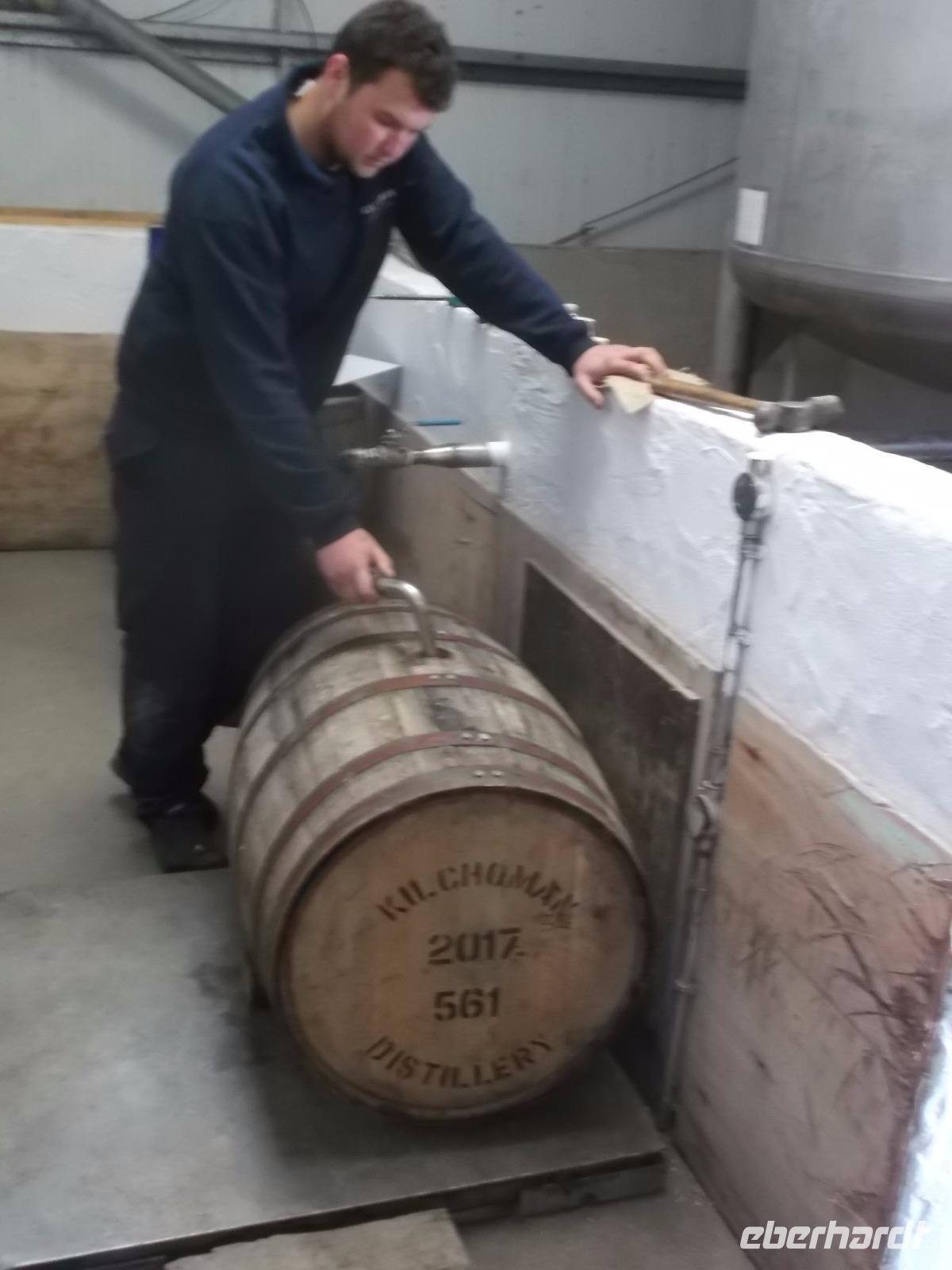 Kilchoman-Distillery, Fassabfüllung &ndash; &copy; Michael Krause (Eberhardt TRAVEL)