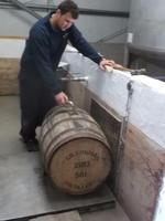 Kilchoman-Distillery, Fassabfüllung &ndash; &copy; Michael Krause (Eberhardt TRAVEL)