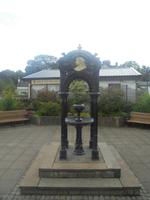 Fort Augustus, Gedenkbrunnen an den Besuch von Queen Victoria &ndash; &copy; Michael Krause (Eberhardt TRAVEL)