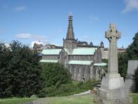 Glasgow - Blick von Nekropole zur Kirche mit keltischem Kreuz &ndash; &copy; Claudia Bernhardt (Eberhardt TRAVEL)