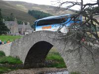 Cairngorm - Gairnsheel Bridge mit Bus &ndash; &copy; Claudia Bernhardt (Eberhardt TRAVEL)