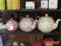 In York. Teapots passend zur Blümchentapete &ndash; &copy; Peter Rudolph (Eberhardt TRAVEL)