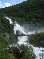 Wasserfall zum Briksdalgletscher