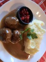 Kulinarische Stadtführung mit Brigitte - Verkostung von Köttbullar mit Sauce, Kartoffelbrei und Preiselbeeren...  &ndash; &copy; Katrin Deutschbein (Eberhardt TRAVEL)