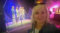 Kreuzfahrt Göta-Kanal - Franzi im ABBA-Museum in Stockholm &ndash; &copy; Franziska Bergmann (Eberhardt TRAVEL)