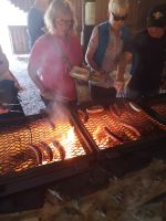 Elchwurst grillen &ndash; &copy; Jürgen Müller (Eberhardt TRAVEL)