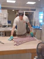 Schweden Rad 2024: Herstellung des Polkagris - Finishing &ndash; &copy; Dieter Braune (Eberhardt TRAVEL)