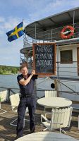 Kreuzfahrt Götakanal - Praktikant Thomas zeigt uns die Abfahrtszeit &ndash; &copy; Franziska Bergmann (Eberhardt TRAVEL)