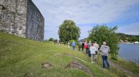 Kreuzfahrt Götakanal - Spaziergang an der Schlossruine Stegeborg &ndash; &copy; Franziska Bergmann (Eberhardt TRAVEL)