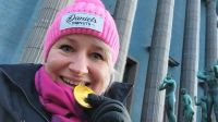 Silvesterreise Stockholm - Reiseleiterin Franzi am Konzerthaus &ndash; &copy; Franziska Bergmann (Eberhardt TRAVEL)