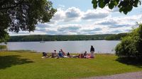 Schwedische Familie auf der Wiese am Mittsommer Schloß Gripsholm