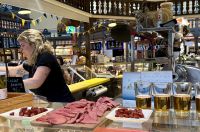 Wurst und Bier, Östermalms Saluhall &ndash; &copy; Mareike Schmidt (Eberhardt TRAVEL)