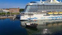 Hansekogge zur Kieler Woche vor Kreuzfahrtschiff &ndash; &copy; Martin Büchner (Eberhardt TRAVEL)