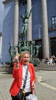 Städtereise Stockholm - Reiseleiterin Renata verteilt Nobelmedaillen &ndash; &copy; Franziska Bergmann (Eberhardt TRAVEL)