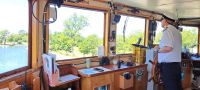unser Kapitän bei der Arbeit &ndash; &copy; Sylvia Führ (Eberhardt TRAVEL)