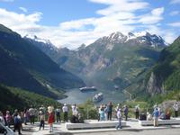 Blick auf Geiranger vom Flydalsjuvet