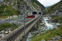 Das Urner Loch - Tunnel (Straße), Tunnel (Bahn), Tunnel (Wasser, rechts unter der Brücke) &ndash; &copy; Martin Büchner (Eberhardt TRAVEL)