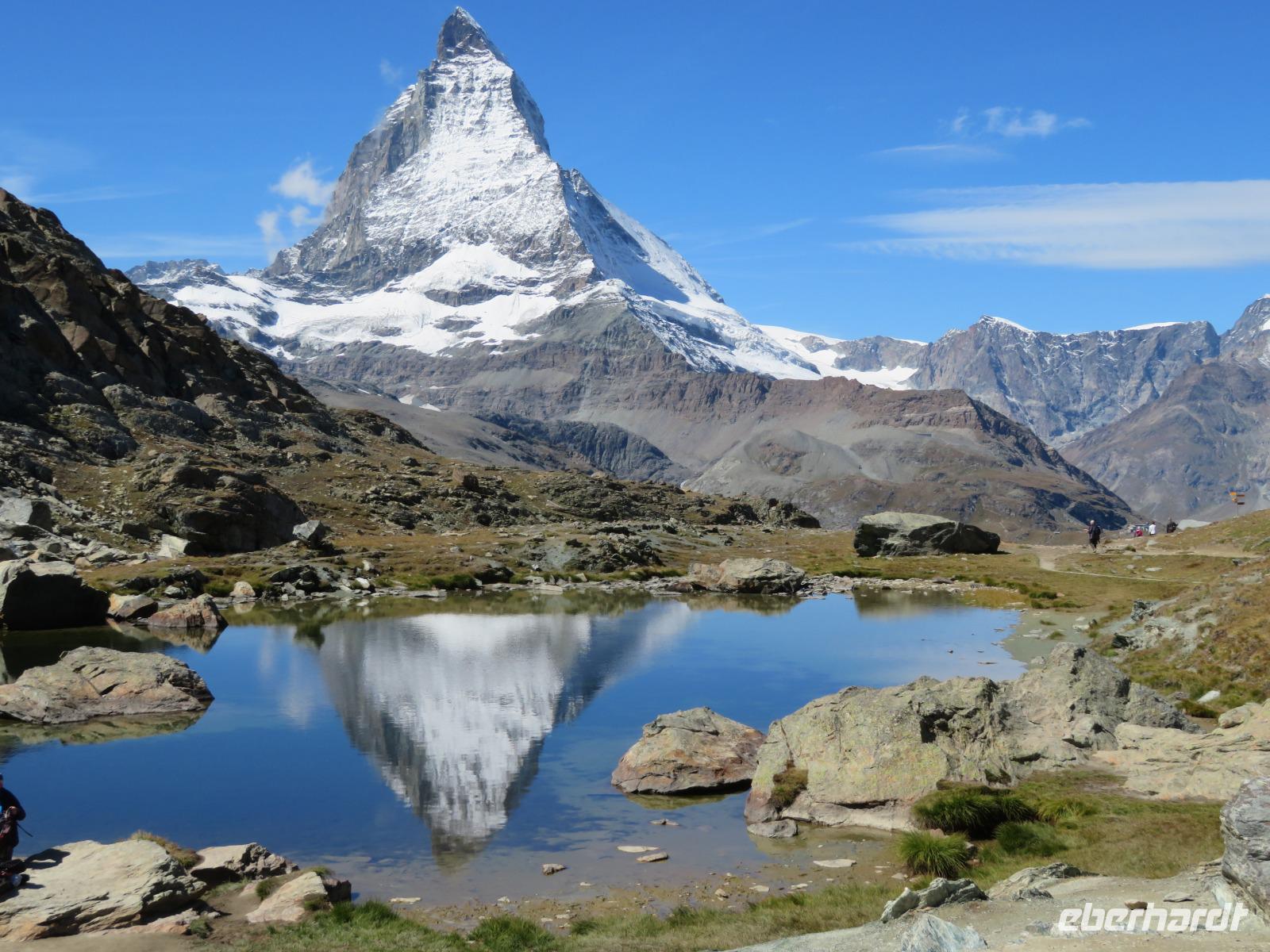 Zermatt - Wanderung zum Riffelsee und nach Riffelberg - Matterhorn-Spiegelung im Auslauf des Riffelsees &ndash; &copy; Annette Weise (Eberhardt TRAVEL)
