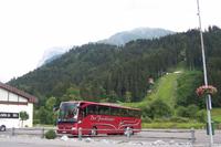 Unser Bus vor der Schanze in Engelberg &ndash; &copy; Gisela Gerlach (Eberhardt TRAVEL)