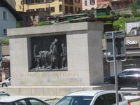 Fahrt mit dem Gotthard Panorama Express von Flüelen nach Bellinzona - Denkmal für die Erbauer des alten Gotthardtunnels in Aiolo &ndash; &copy; Annette Weise (Eberhardt TRAVEL)