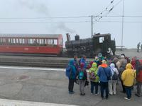 Fahrt mit dem Dampfzug der Rigibahn - auf Rigi-Kulm - Zugbegleiter Hanspeter gibt uns schöne Erklärungen zur Geschichte der Bahn &ndash; &copy; Annette Weise (Eberhardt TRAVEL)