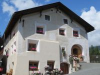 016 Tarasp - typisches Engadiner Haus &ndash; &copy; Annette Weise (Eberhardt TRAVEL)