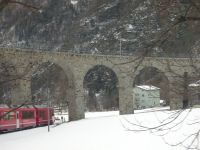 049 Fahrt mit dem Bernina-Express - Kreisviadukt in Brusio &ndash; &copy; Annette Weise (Eberhardt TRAVEL)
