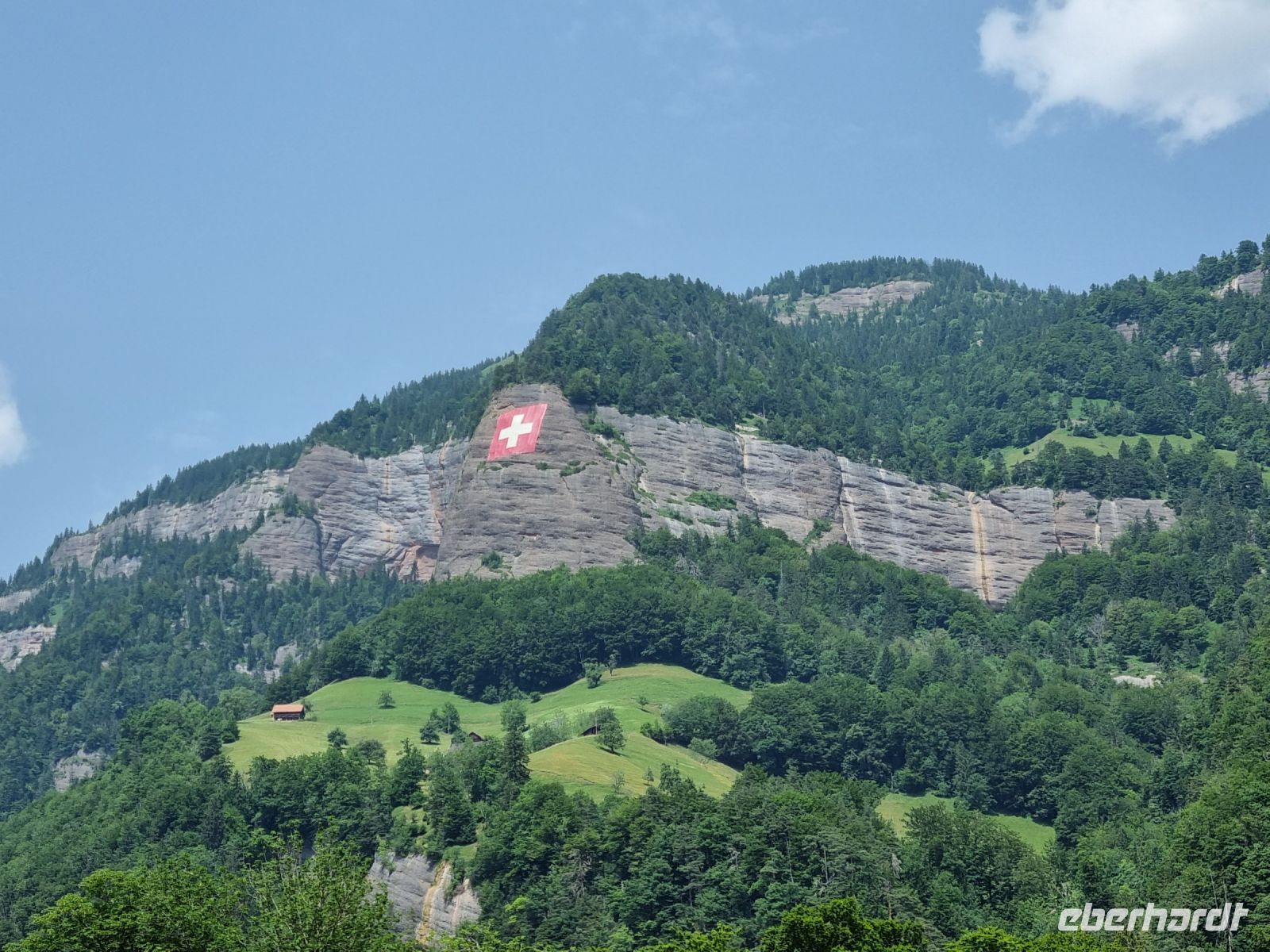 Vitznau - Schweizer Fahne am Rigi-Felsvorsprung &ndash; &copy; Katrin Deutschbein (Eberhardt TRAVEL)