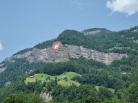 Vitznau - Schweizer Fahne am Rigi-Felsvorsprung &ndash; &copy; Katrin Deutschbein (Eberhardt TRAVEL)
