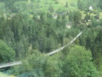 065 Fahrt mit dem Glacier-Express - Hängebrücke bei Bellwald &ndash; &copy; Annette Weise (Eberhardt TRAVEL)