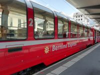 Der Berninaexpress fährt ein &ndash; &copy; Martina Pötschke (Eberhardt TRAVEL)