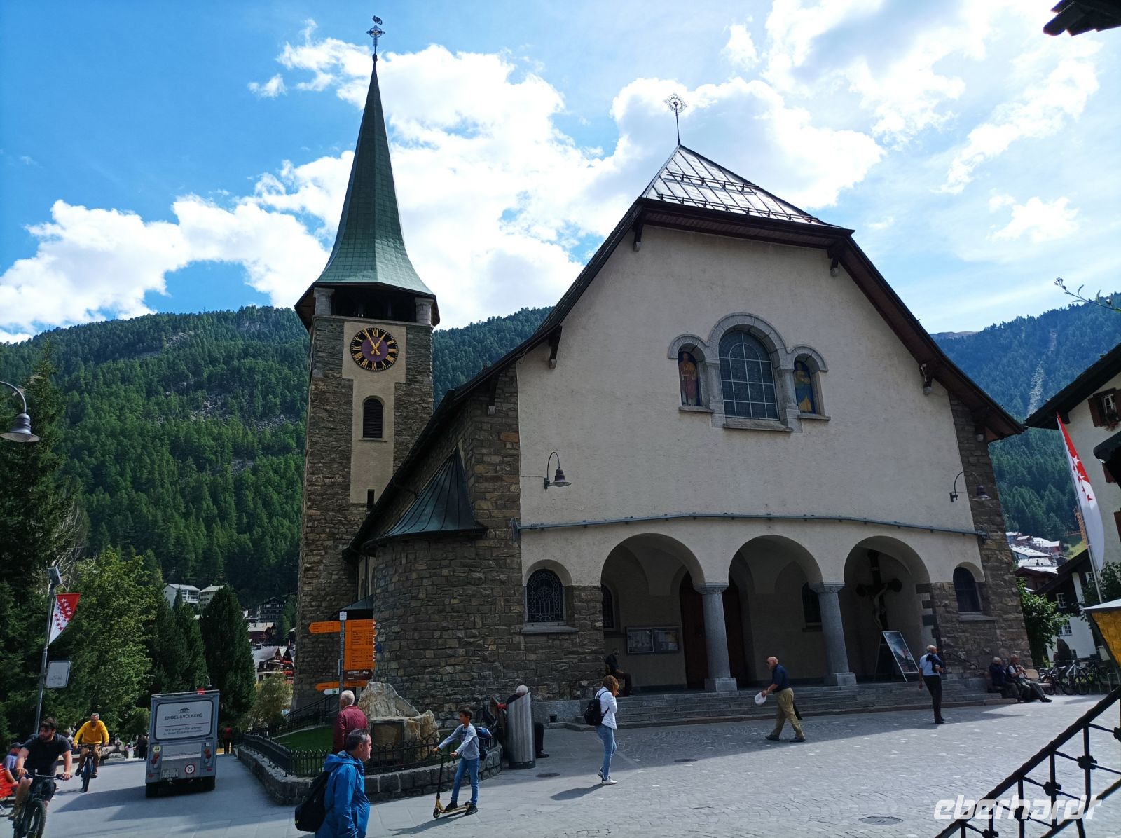 Zermatt, Kirchplatz &ndash; &copy; Gisela Gerlach (Eberhardt TRAVEL)