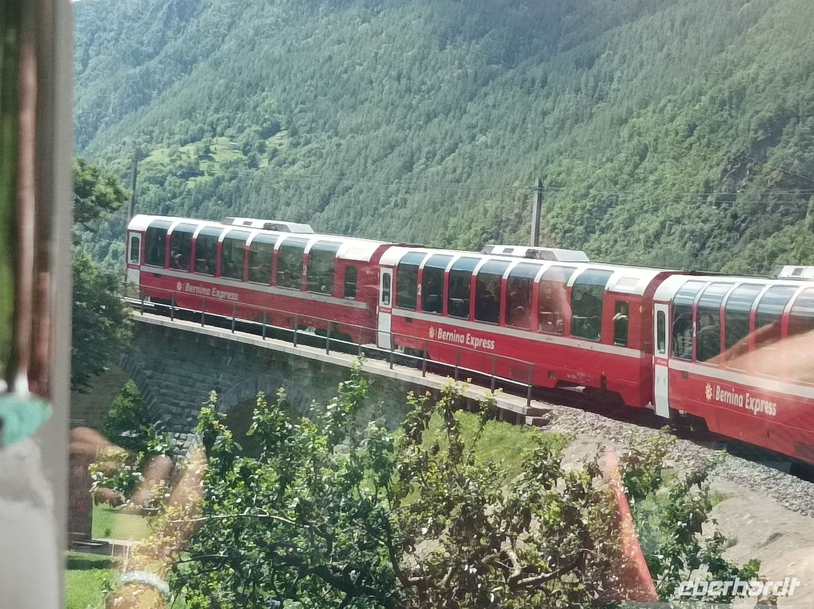 Mit dem Bernina-Express über das Kreisviadukt von Brusio &ndash; &copy; Gisela Gerlach (Eberhardt TRAVEL)