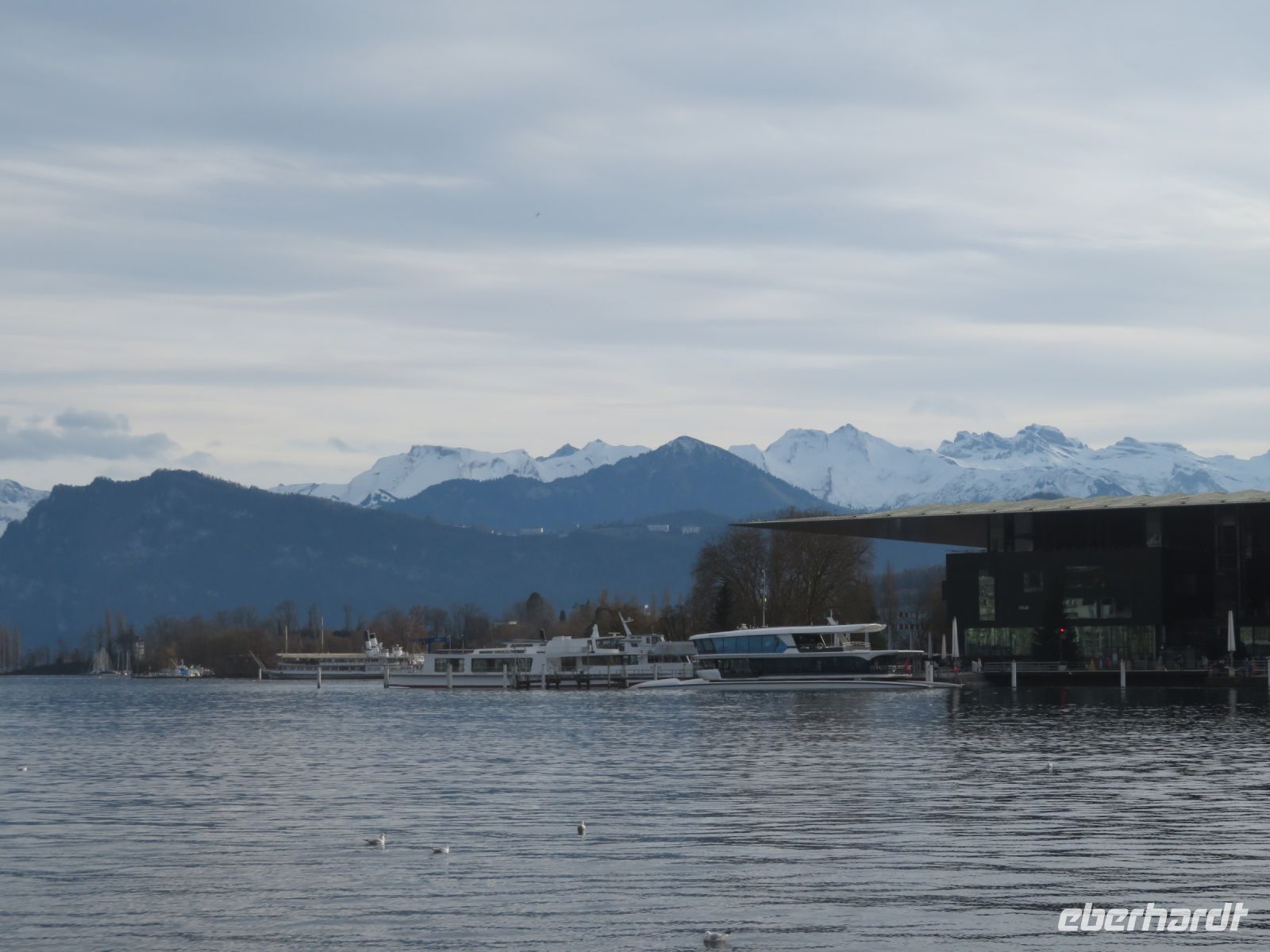 054 Luzern - Blick  zum KKL und in die zentralschweizer Alpen &ndash; &copy; Annette Weise (Eberhardt TRAVEL)