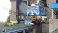 0141 Auf der Schwägalp - mit der Seilbahn wird ein Auto vom Säntis gebracht &ndash; &copy; Annette Weise (Eberhardt TRAVEL)