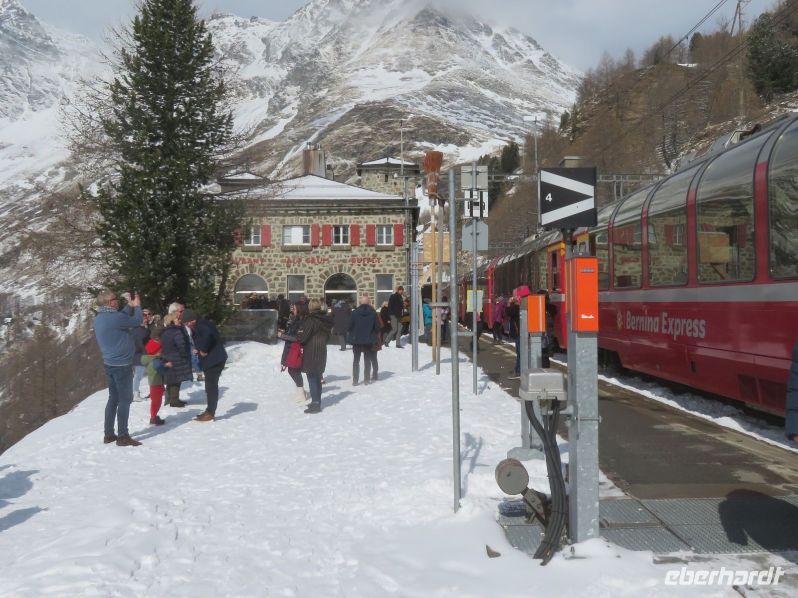 036 Fahrt mit dem Bernina-Express - Stopp Alp Grüm &ndash; &copy; Annette Weise (Eberhardt TRAVEL)