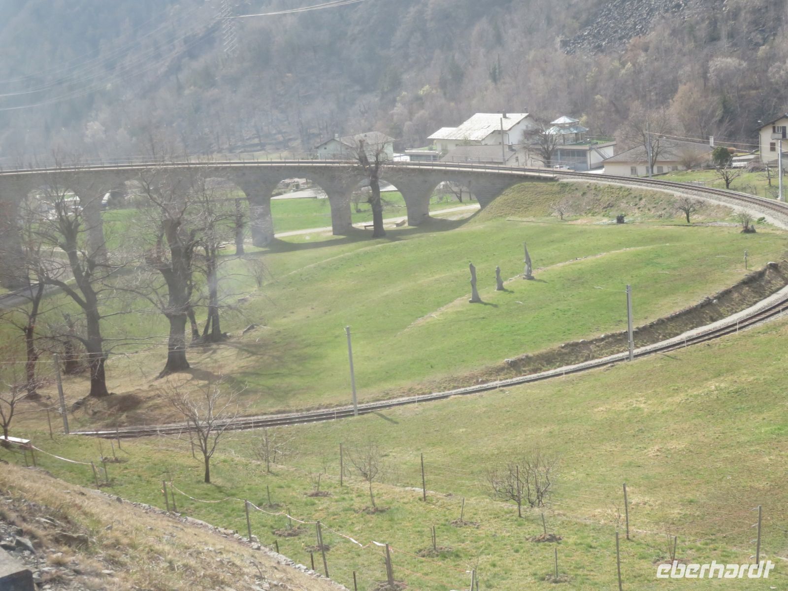 047 Fahrt mit dem Bernina-Express - Kreisviadukt Brusio &ndash; &copy; Annette Weise (Eberhardt TRAVEL)