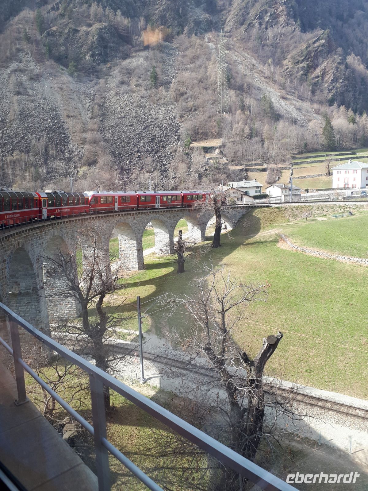 050.1 Fahrt mit dem Bernina-Express - Kreisviadukt Brusio &ndash; &copy; Annette Weise (Eberhardt TRAVEL)